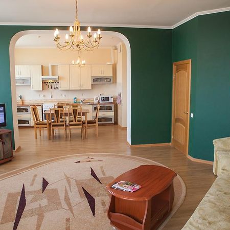 Apartment In 2 Min From Poznyaky Metro Station Kiev Buitenkant foto