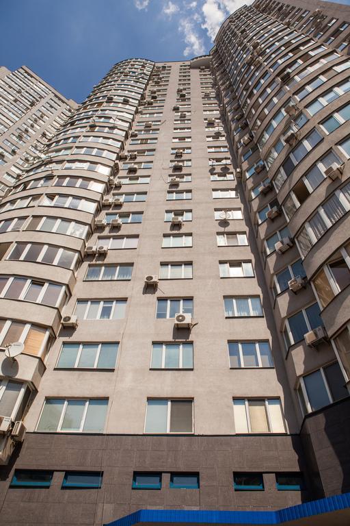Apartment In 2 Min From Poznyaky Metro Station Kiev Buitenkant foto